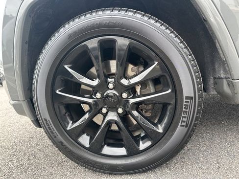 Used 2022 Jeep Grand Cherokee Laredo X image 6