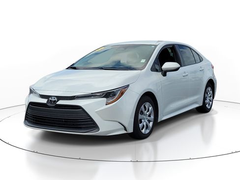 Used 2023 Toyota Corolla LE image 3