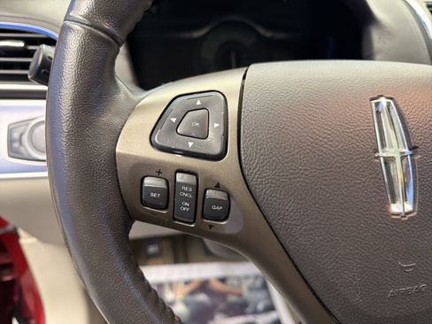 Used 2012 Lincoln MKX FWD image 16