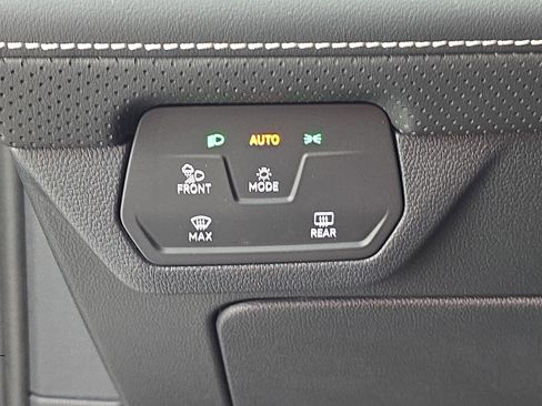 Used 2025 Volkswagen Atlas Cross Sport SE w/ Panoramic Sunroof Package FWD image 26