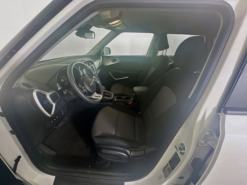 Used 2025 Kia Soul LX w/ LX Technology Package FWD image 13