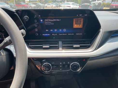 Used 2025 Chevrolet Trax LT FWD image 20