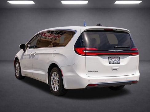 Used 2023 Chrysler Pacifica Touring-L FWD image 6
