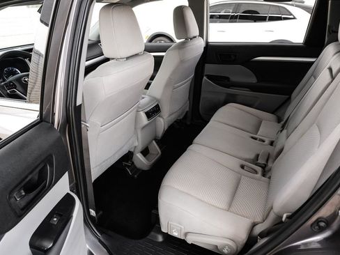 Used 2019 Toyota Highlander LE FWD image 39