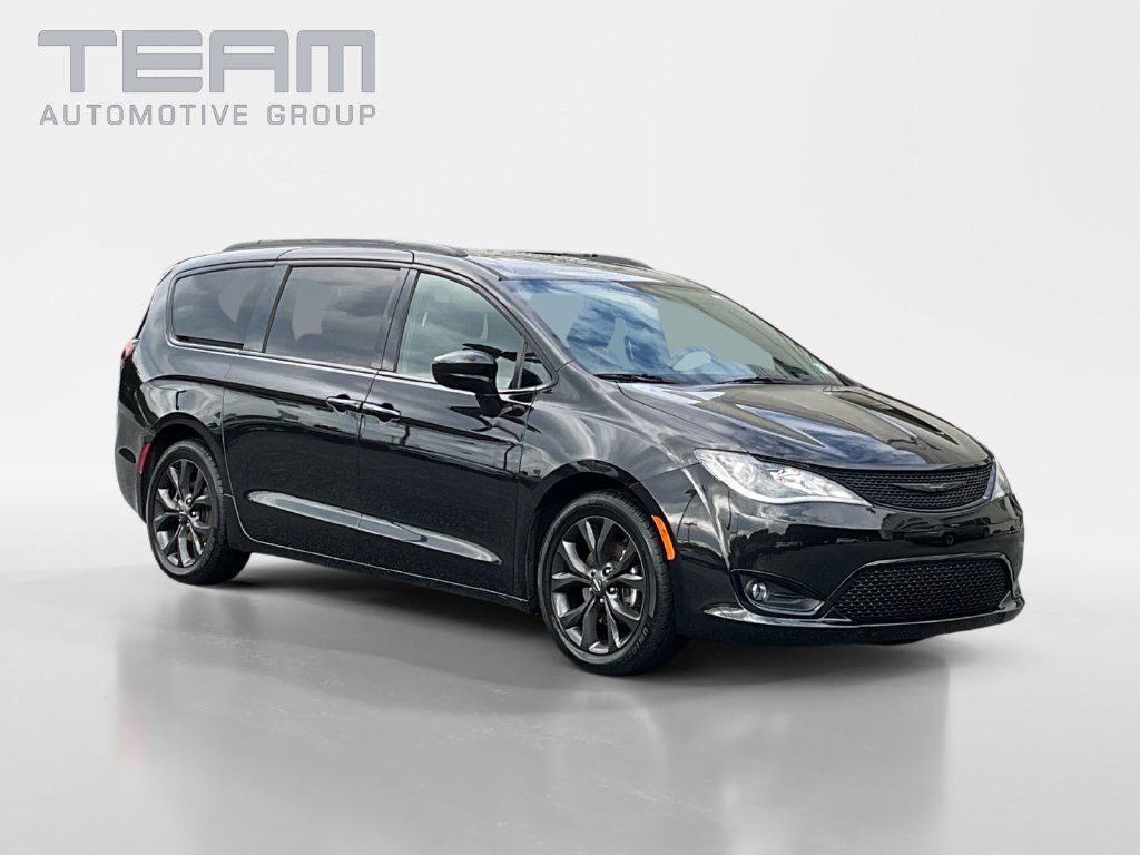 Used 2020 Chrysler Pacifica Touring-L Plus FWD image 1