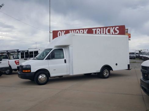 Used 2018 GMC Savana 3500 w/ Driver Convenience Package RWD image 2