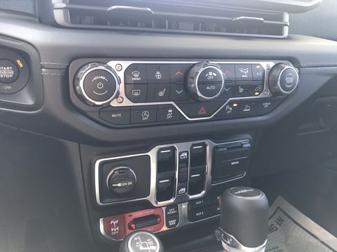 Used 2025 Jeep Gladiator Rubicon AWD/4WD image 28