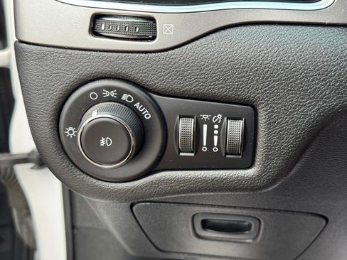 Used 2019 Jeep Cherokee Latitude Plus w/ Cold Weather Group AWD/4WD image 16