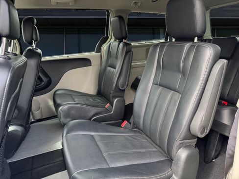 Used 2015 Chrysler Town & Country Touring-L image 20