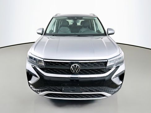 Used 2024 Volkswagen Taos SE image 2