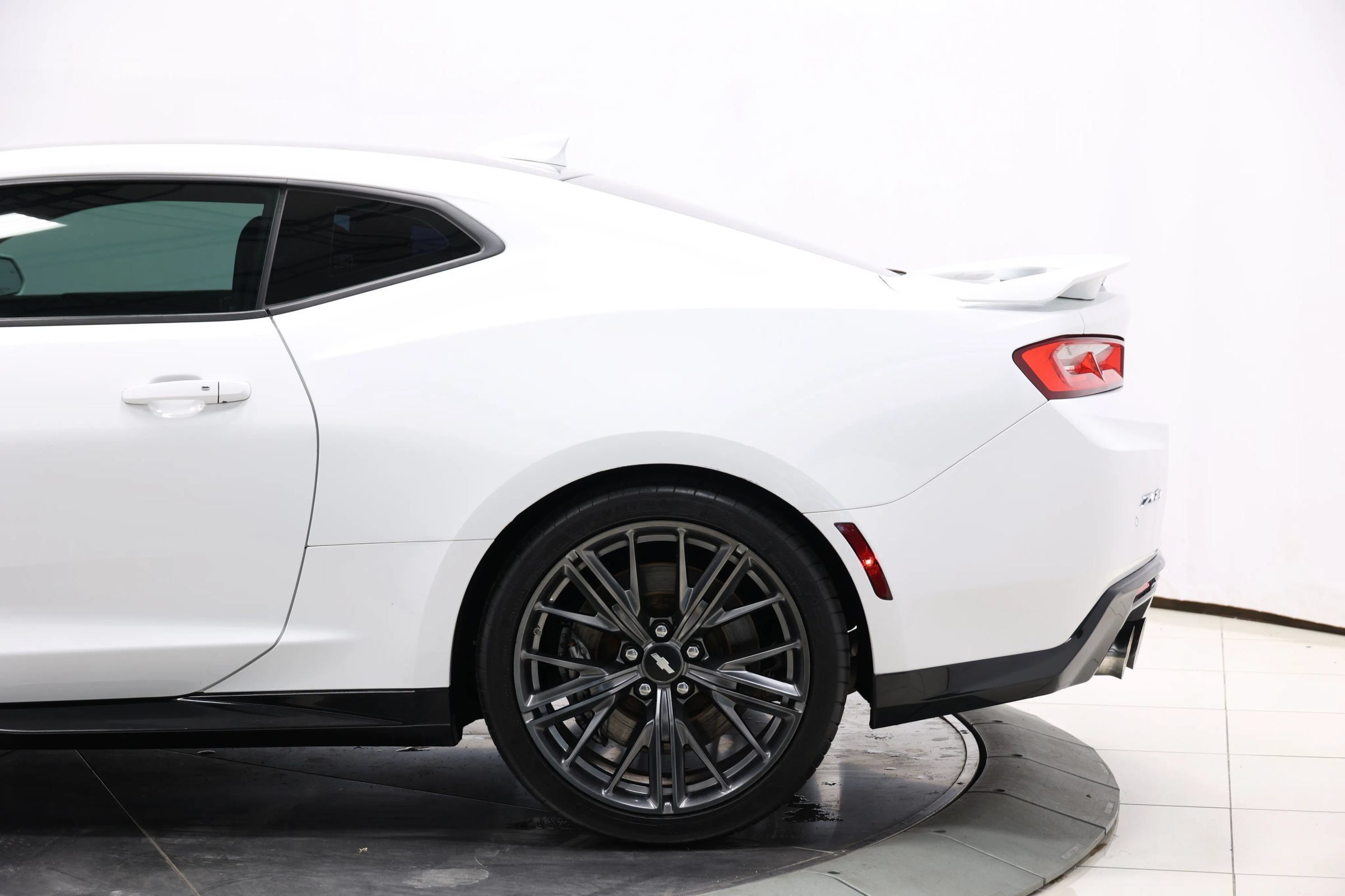 Used 2018 Chevrolet Camaro ZL1 RWD image 9