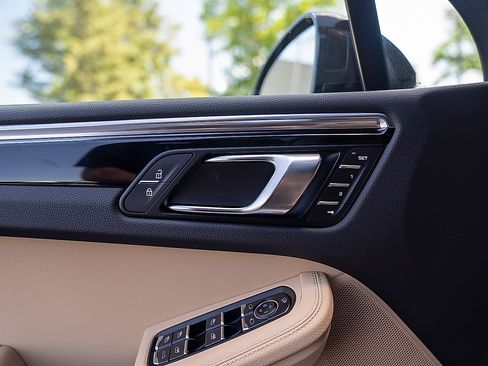 Certified 2026 Porsche Macan AWD/4WD image 17
