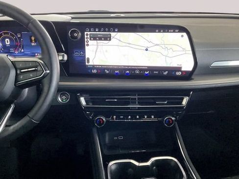 Used 2024 Chevrolet Traverse LT image 9