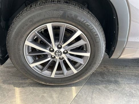 Used 2018 Toyota Highlander XLE AWD/4WD image 21