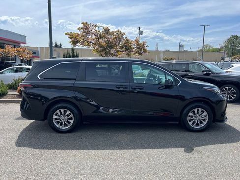 Certified 2024 Toyota Sienna LE FWD image 6