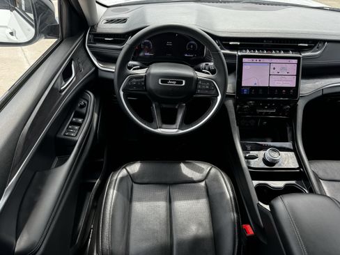 Used 2023 Jeep Grand Cherokee Limited w/ Luxury Tech Group II AWD/4WD image 14