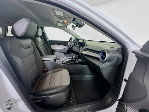 Used 2025 Chevrolet Trax LT w/ LT Convenience Package FWD image 28