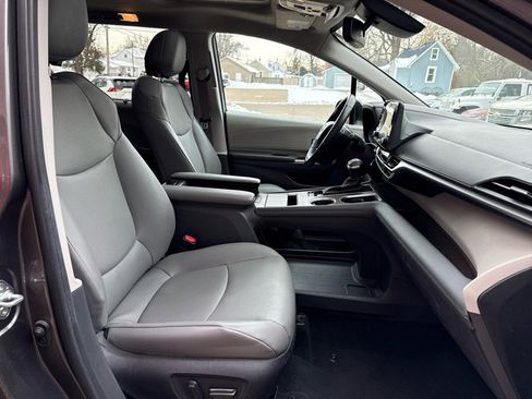 Used 2024 Toyota Sienna XLE image 25