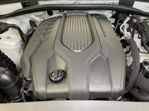 Certified 2025 Porsche Macan AWD/4WD image 24