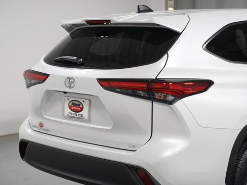 Used 2022 Toyota Highlander LE FWD image 9
