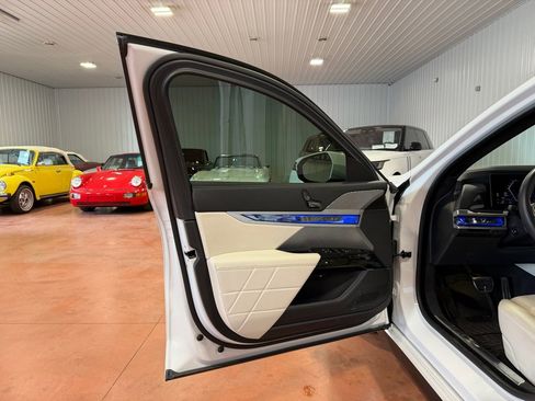 Used 2023 BMW 760i xDrive w/ Parking Assistance Package image 15