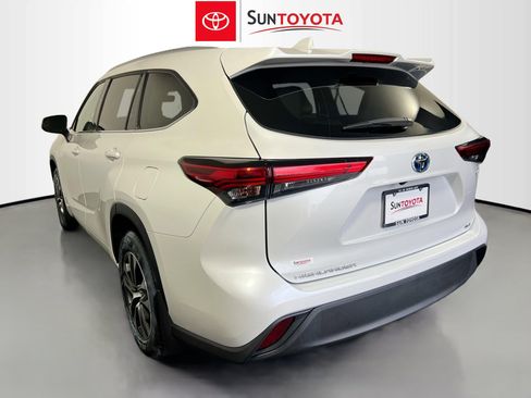 Used 2022 Toyota Highlander XLE AWD/4WD image 6