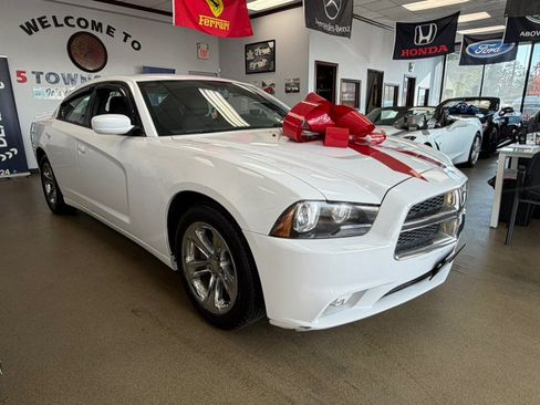 Used 2014 Dodge Charger SE w/ Sport Appearance Group RWD image 2