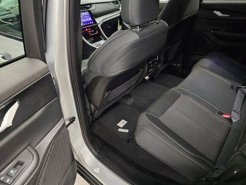 New 2025 Jeep Grand Cherokee Laredo w/ Luxury Tech Group I RWD image 27