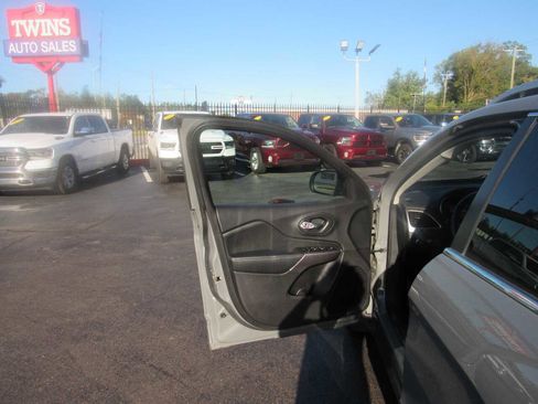 Used 2019 Jeep Cherokee Latitude Plus w/ Comfort/Convenience Group image 7