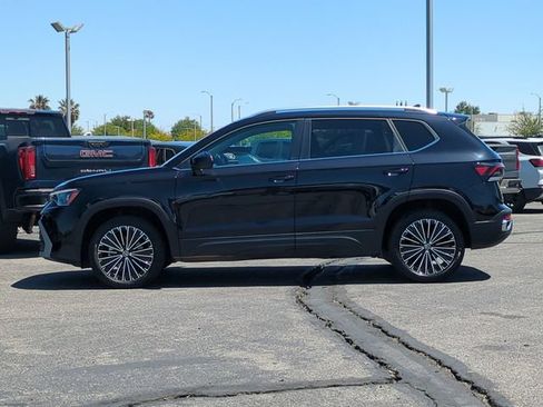 Used 2025 Volkswagen Taos SE FWD image 5