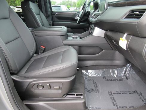 Used 2024 Chevrolet Suburban Z71 w/ Luxury Package AWD/4WD image 10