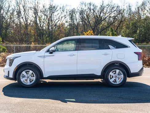 Used 2025 Kia Sorento LX image 4