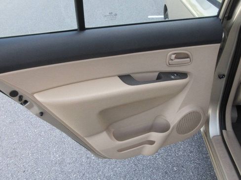 Used 2008 Kia Rondo LX FWD image 16