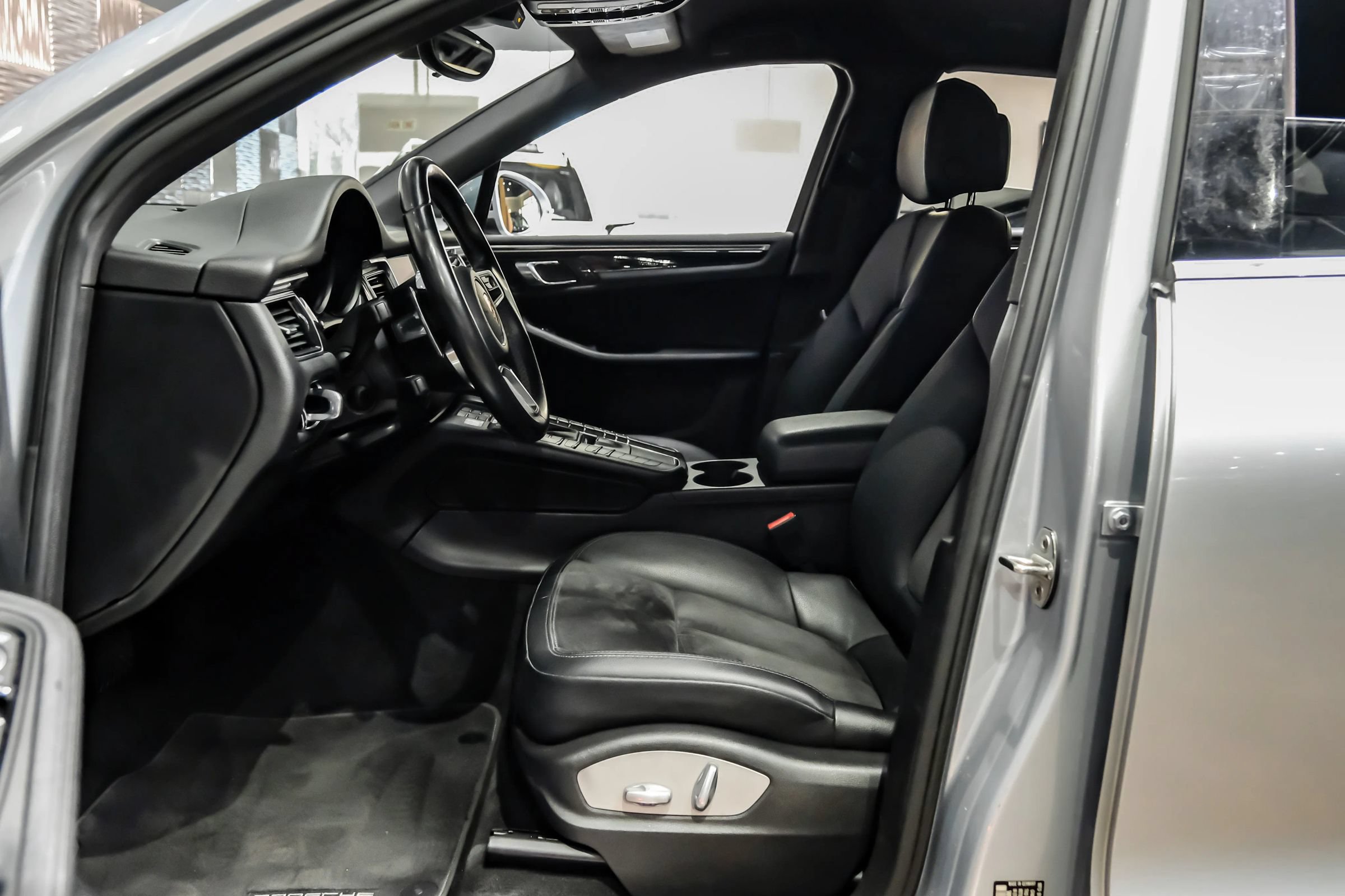 Used 2017 Porsche Macan S AWD/4WD image 4