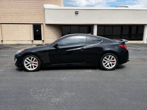 Used 2014 Hyundai Genesis 2.0T RWD image 2