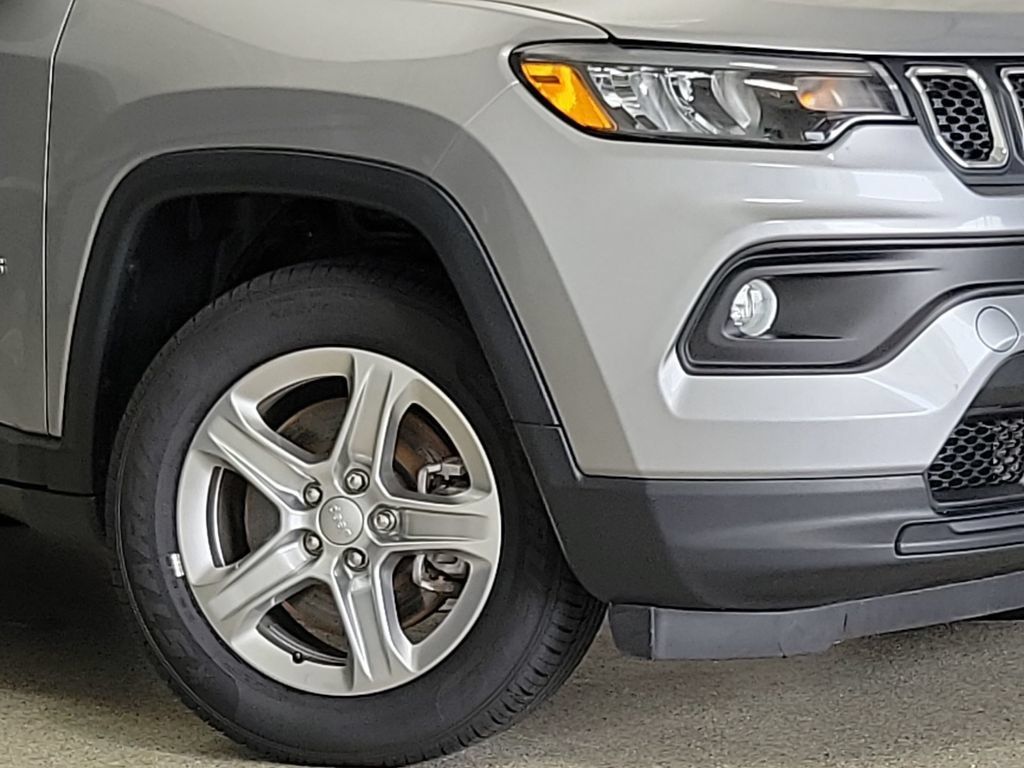 Used 2024 Jeep Compass Latitude AWD/4WD image 2