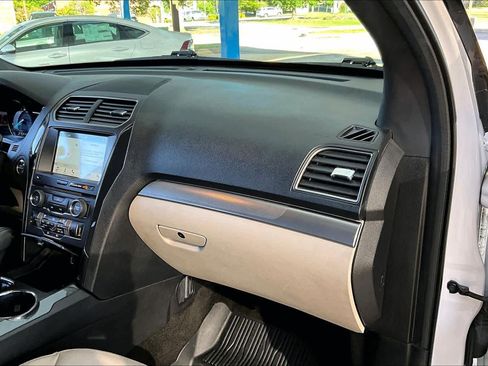 Used 2018 Ford Explorer XLT w/ Equipment Group 202A AWD/4WD image 19