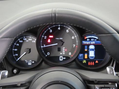 Certified 2026 Porsche Macan AWD/4WD image 16
