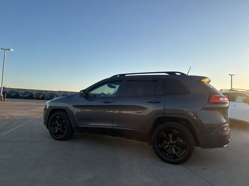 Used 2018 Jeep Cherokee Latitude w/ Altitude Package image 13