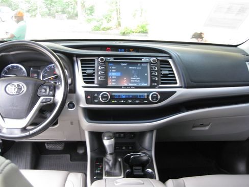 Used 2017 Toyota Highlander XLE AWD/4WD image 28