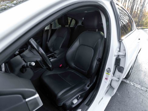 Used 2019 Jaguar XE Premium image 13