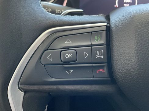 Used 2023 Jeep Grand Cherokee Limited w/ Black Appearance Package image 13