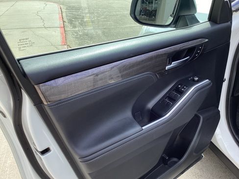 Used 2023 Toyota Highlander Limited FWD image 17