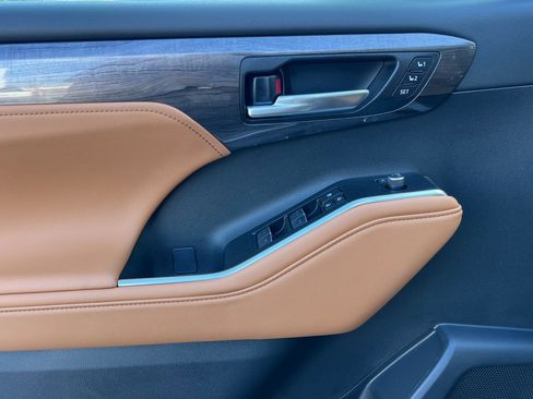 New 2025 Toyota Highlander Platinum image 13