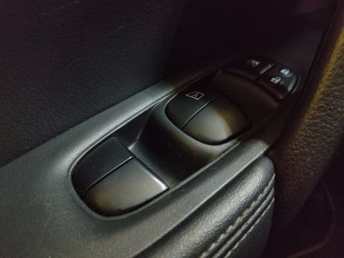 Used 2018 Nissan Rogue S AWD/4WD image 27