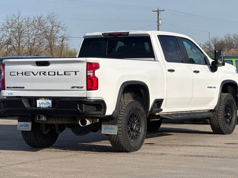 Used 2024 Chevrolet Silverado 2500 ZR2 w/ Technology Package image 3
