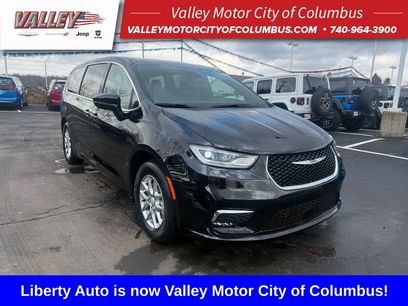 New 2025 Chrysler Pacifica Select