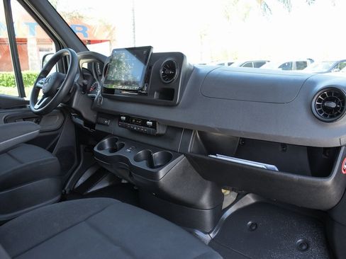 Used 2021 Mercedes-Benz Sprinter 2500 image 40