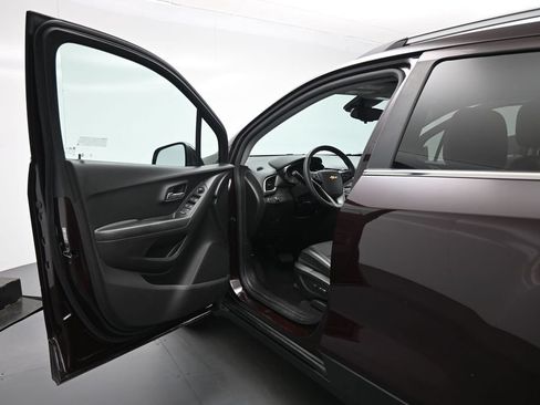 Used 2020 Chevrolet Trax LT w/ LT Convenience Package FWD image 9