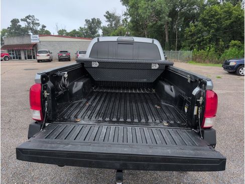 Used 2017 Toyota Tacoma TRD Off-Road image 33